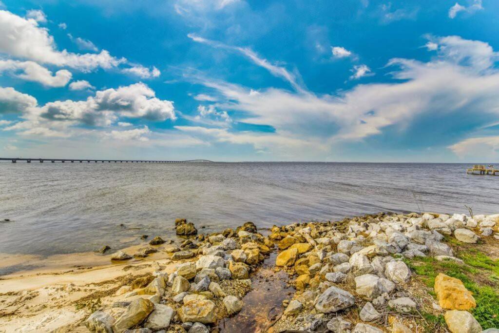 Woodsy Retreat, Steps To Bay - Hot Tub! Villa Gulf Breeze Exterior foto